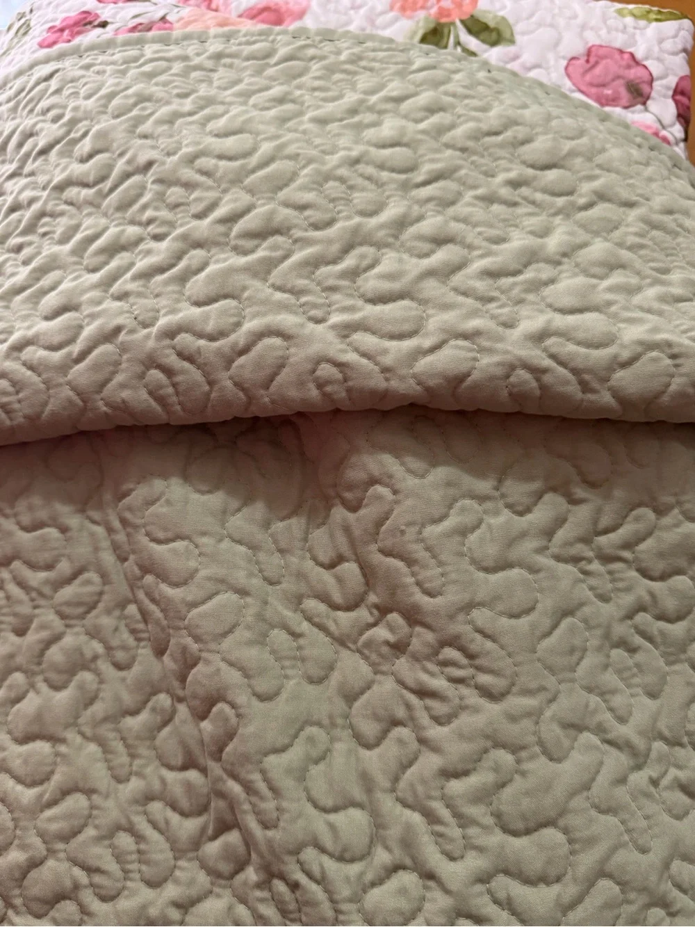 Floral Quilted Bedspread - White, Pink & Green. Full/Queen